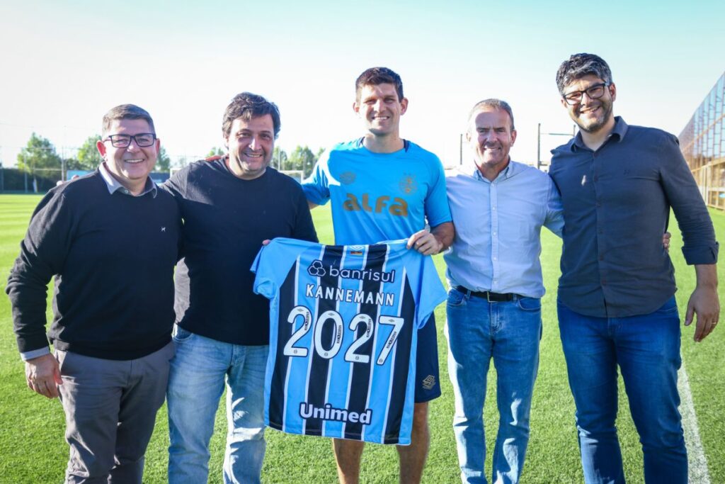 gremio-anuncia-renovacao-do-zagueiro-kanneman;-veja-tempo-de-contrato