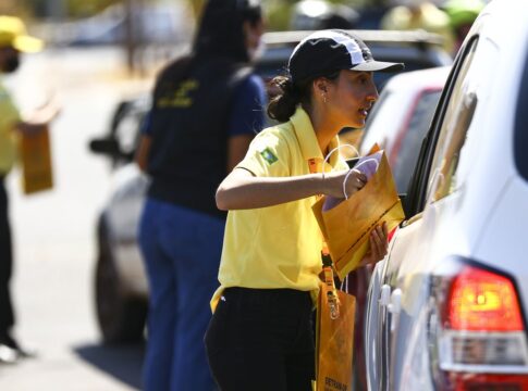 transporte:-melhor-lugar-de-crianca-no-carro-e-o-meio-do-banco-de-tras