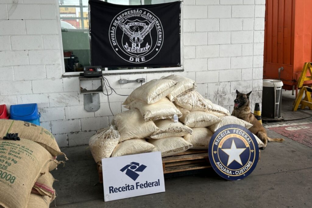 pf-apreende-meia-tonelada-de-cocaina-escondida-em-carga-de-cafe-no-rio