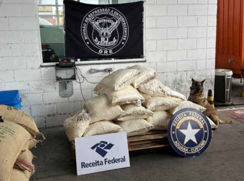 pf-apreende-meia-tonelada-de-cocaina-escondida-em-carga-de-cafe-no-rio
