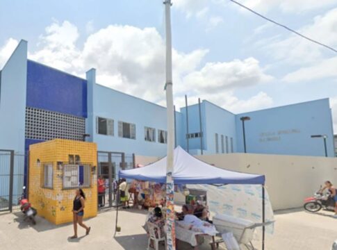 ex-funcionaria-invade-escola-e-ameaca-vice-diretora-com-massageador