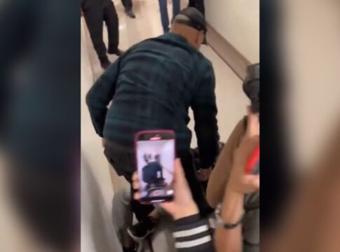 video:-agente-de-imigracao-dos-eua-derruba-mulher-na-frente-dos-filhos