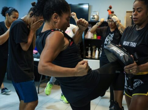 projeto-social-no-rio-oferece-aulas-de-defesa-pessoal-para-mulheres