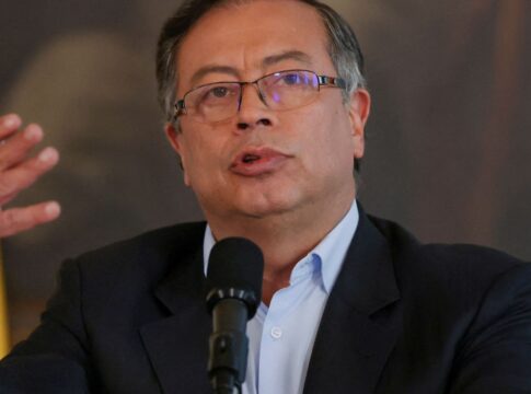 estados-unidos-revogam-visto-do-presidente-da-colombia