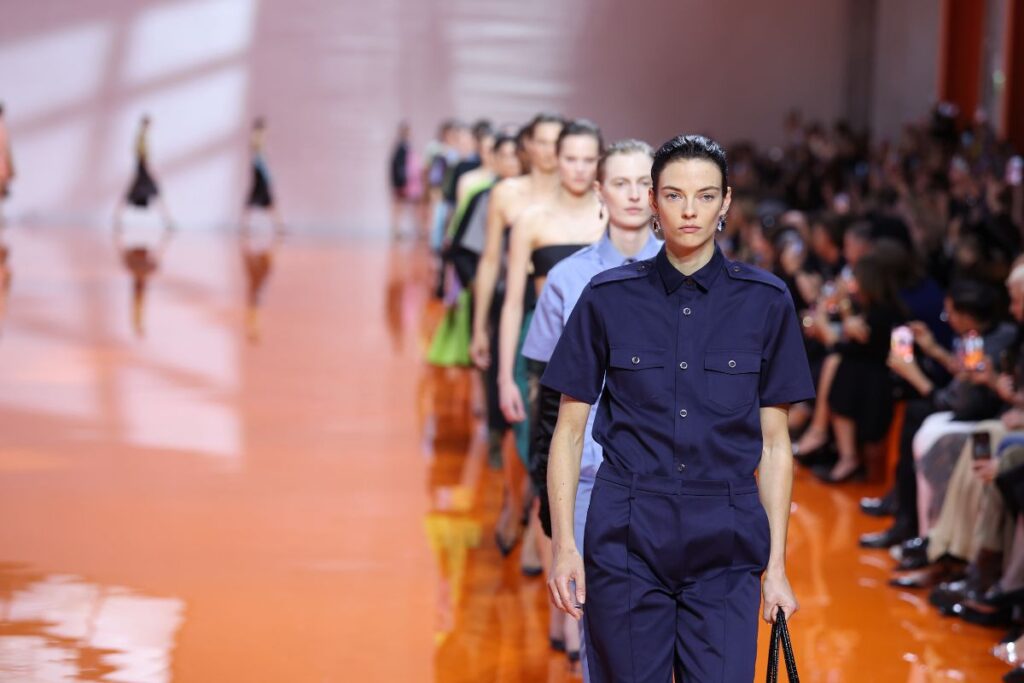 prada-e-o-conceito-artistico-por-tras-do-desfile-para-o-mfw-ss/2026