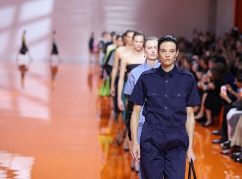 prada-e-o-conceito-artistico-por-tras-do-desfile-para-o-mfw-ss/2026