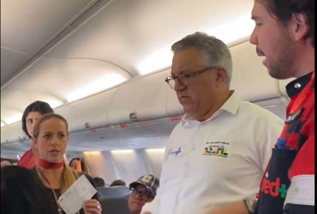 ministro-da-saude-socorre-passageira-que-desmaiou-em-aviao;-video