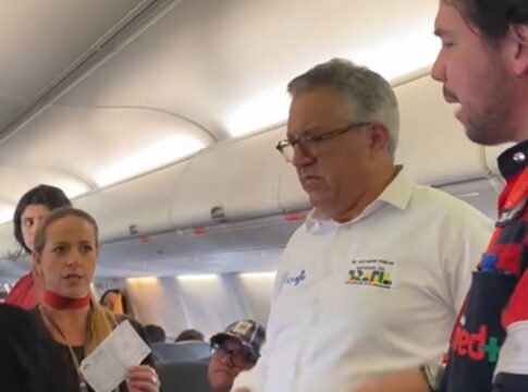 ministro-da-saude-socorre-passageira-que-desmaiou-em-aviao;-video