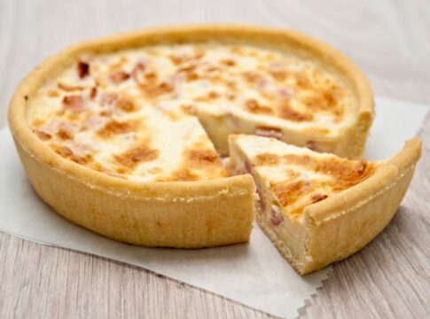surpreenda-a-familia-com-esta-torta-cremosa-de-queijo-e-cebola