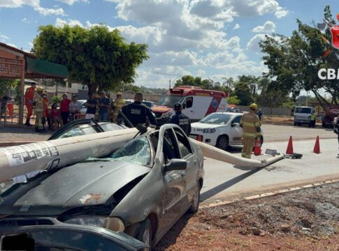 poste-cai-em-carro-apos-ser-atingido-por-veiculo-e-deixa-um-ferido