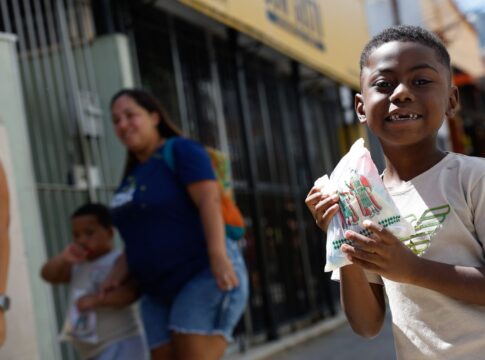 fe-e-alegria-marcam-o-dia-de-cosme-e-damiao-no-rio-de-janeiro