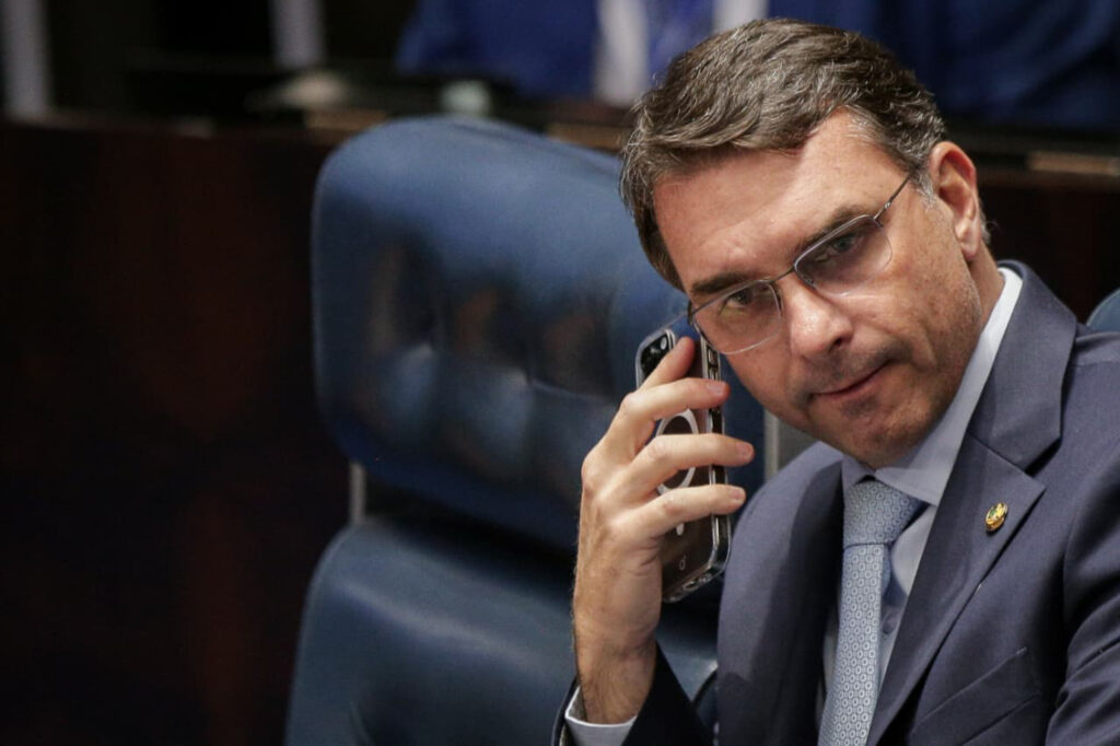 flavio-sai-em-defesa-de-eduardo-bolsonaro,-alvo-de-criticas-da-direita