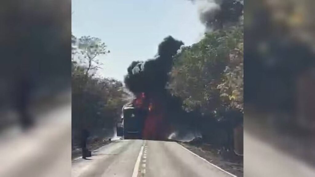 onibus-que-transportava-equipe-de-futebol-pega-fogo-em-mg.-video