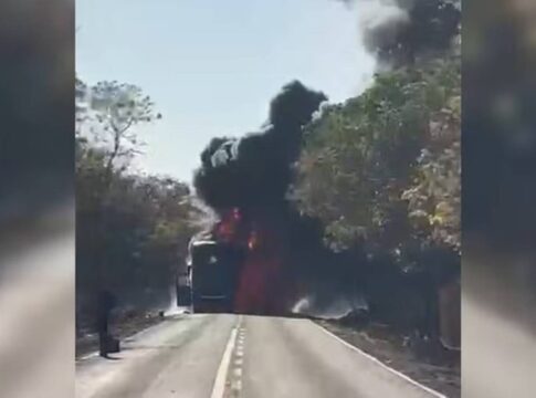 onibus-que-transportava-equipe-de-futebol-pega-fogo-em-mg.-video