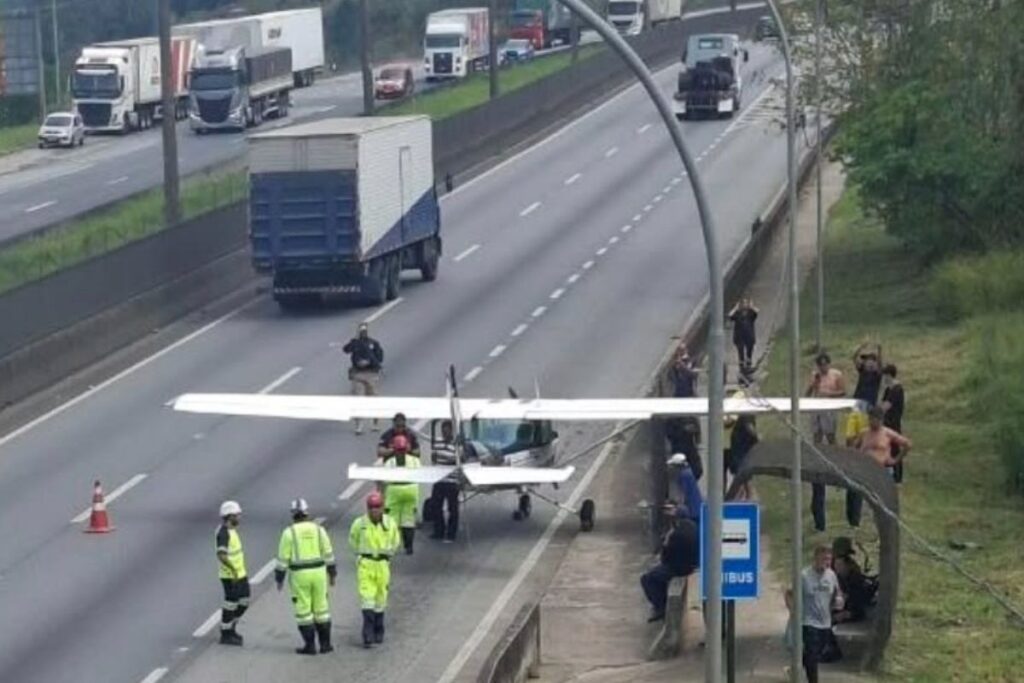 aviao-monomotor-faz-pouso-de-emergencia-na-regis-bittencourt