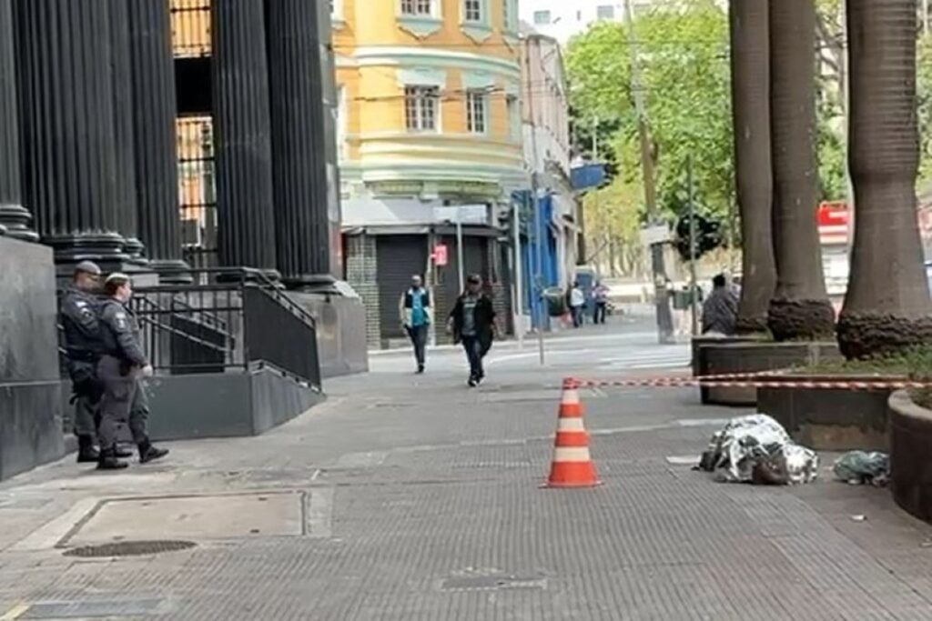 homem-em-situacao-de-rua-e-encontrado-morto-na-praca-da-se,-no-centro