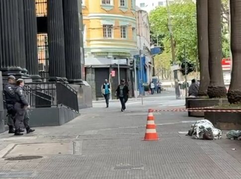 homem-em-situacao-de-rua-e-encontrado-morto-na-praca-da-se,-no-centro