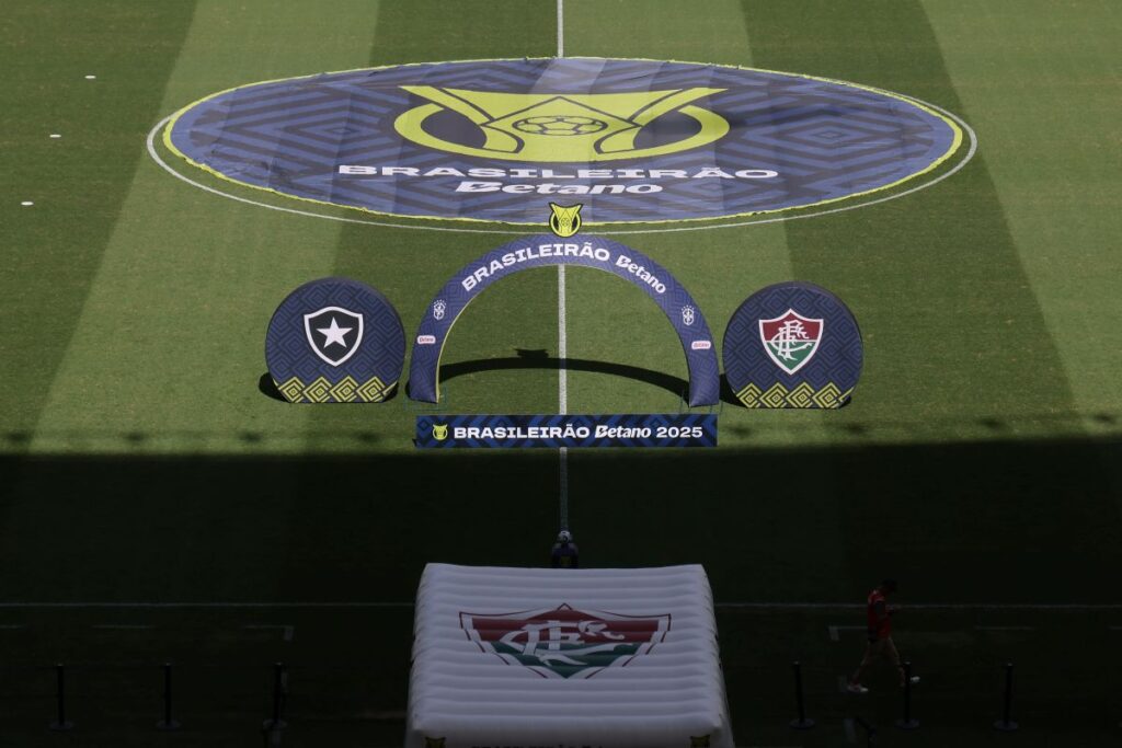 idosos-entram-em-campo-com-jogadores-de-fluminense-e-botafogo.-veja