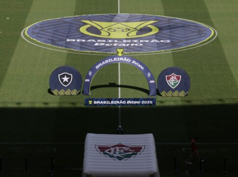 idosos-entram-em-campo-com-jogadores-de-fluminense-e-botafogo.-veja