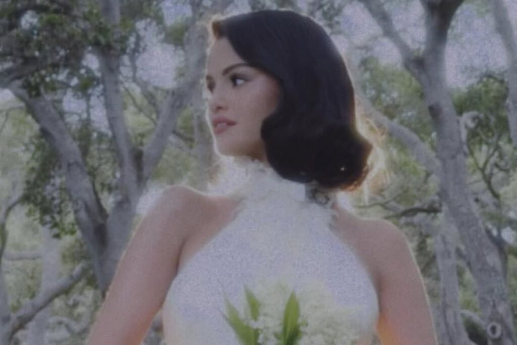 selena-gomez-aposta-em-drapeado-e-cetim-para-vestido-de-casamento