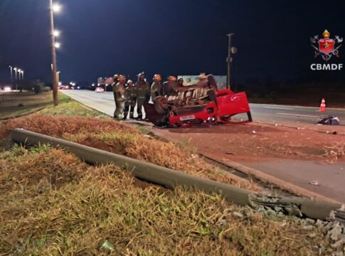 em-menos-de-24h,-dois-carros-batem-em-postes-na-epia.-veja-imagens
