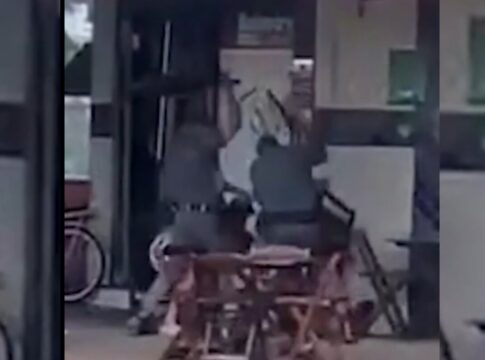 video:-pms-agridem-homem-em-frente-a-padaria-ate-com-cadeirada-em-sp