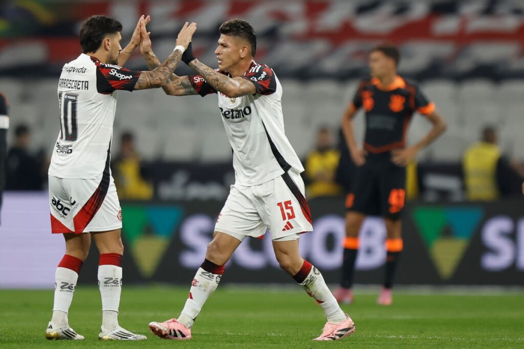 flamengo-despacha-o-corinthians-e-segue-na-lideranca-do-brasileirao