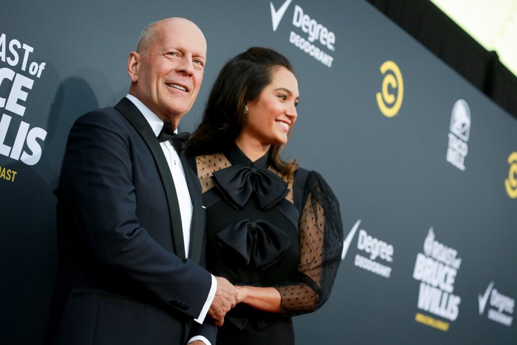 esposa-de-bruce-willis-desabafa-sobre-doenca-do-ator:-“um-longo-adeus”
