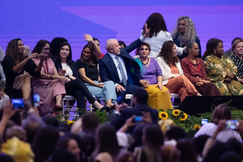 lula-brinca-que-quer-levar-janja-para-reuniao-com-trump; ela ri e nega
