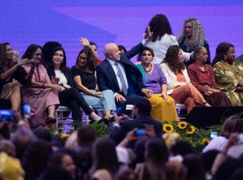 lula-brinca-que-quer-levar-janja-para-reuniao-com-trump; ela ri e nega
