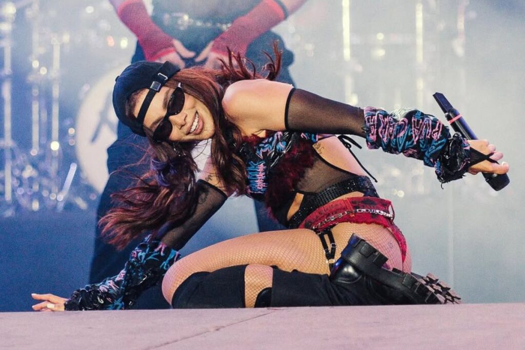 anitta-revela-que-nao-ensaia-antes-de-shows:-“no-calor-do-momento”