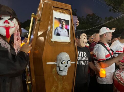 video:-torcida-do-sao-paulo-protesta-contra-a-diretoria-do-clube