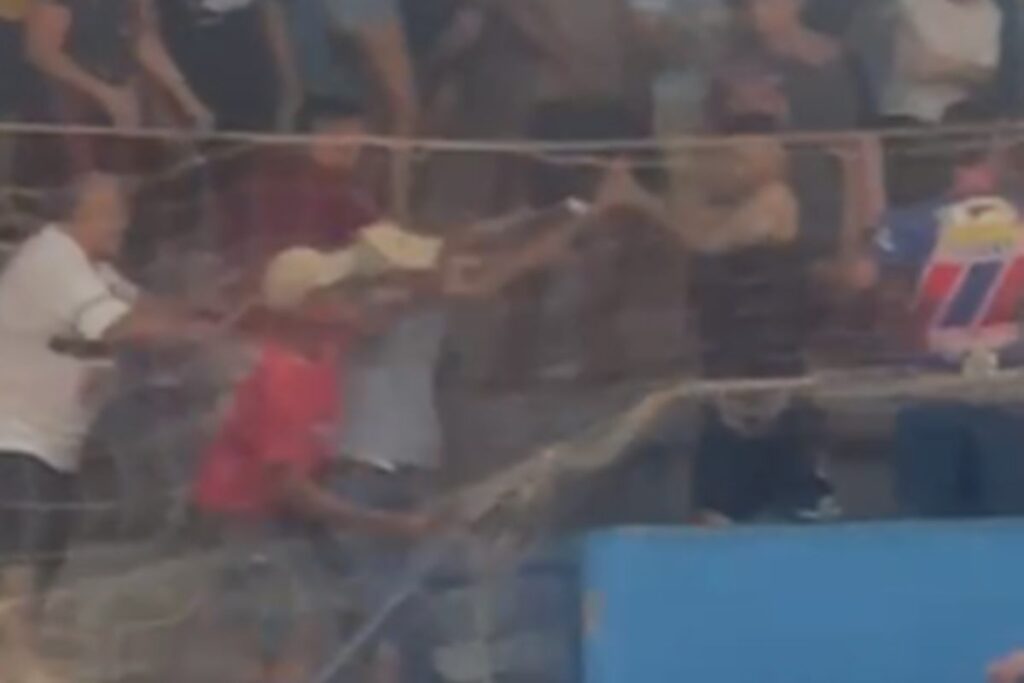 policial-de-folga-saca-arma-durante-torneio-de-futsal.-veja-video