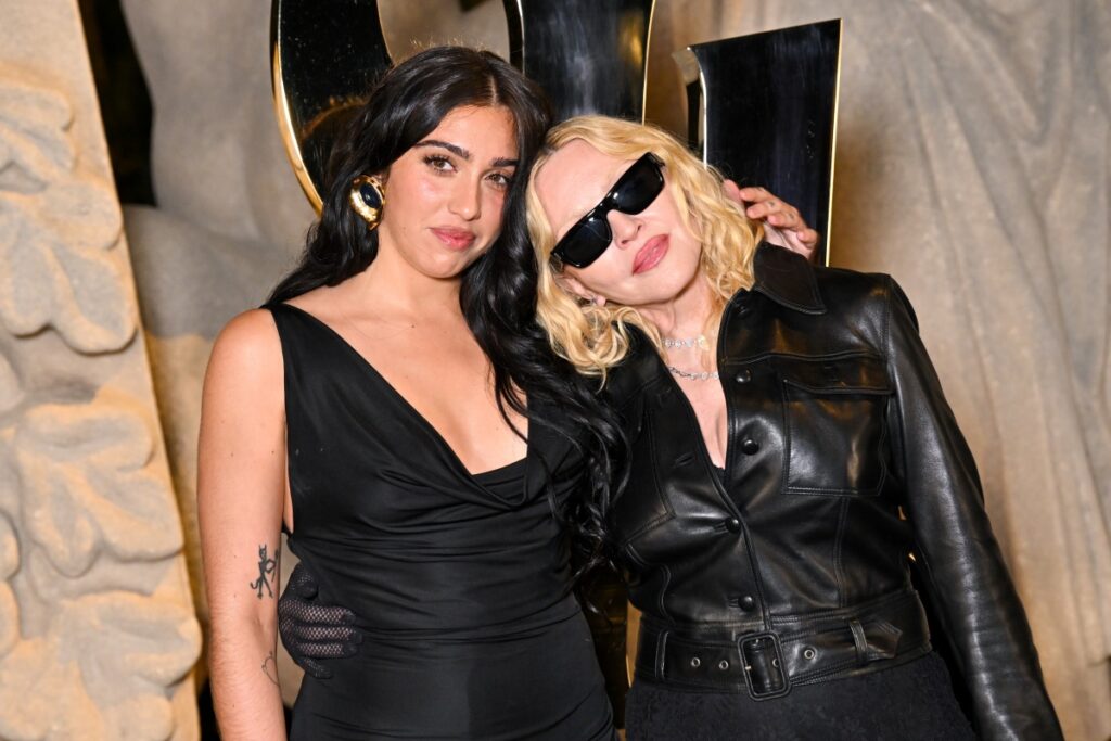 apos-danca-das-cadeiras-inedita,-paris-inicia-a-fashion-week-da-decada