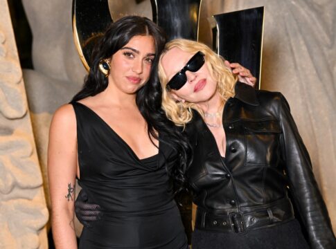 apos-danca-das-cadeiras-inedita,-paris-inicia-a-fashion-week-da-decada