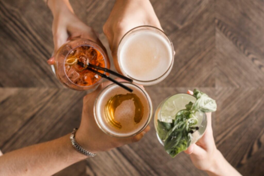 visao-turva-e-enjoo:-o-que-jovens-sentiram-apos-beber-metanol em festa