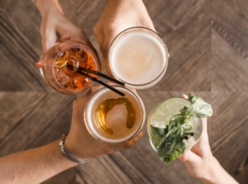 visao-turva-e-enjoo:-o-que-jovens-sentiram-apos-beber-metanol em festa