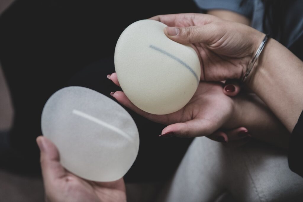 colocar-protese-de-silicone-nos-seios-e-seguro?-medicos-explicam