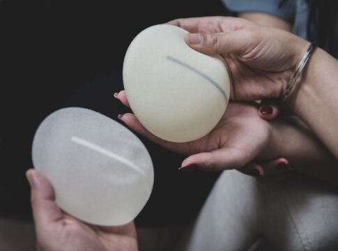 colocar-protese-de-silicone-nos-seios-e-seguro?-medicos-explicam