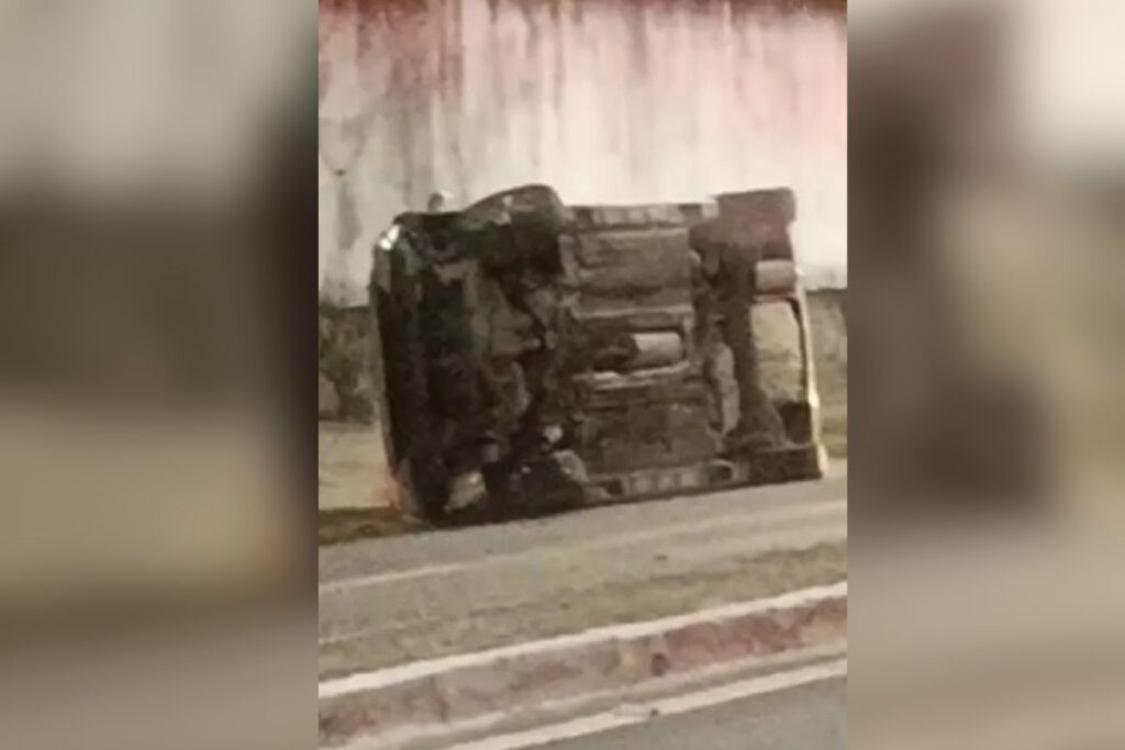 carro-com-crianca-dentro-capota-e-motociclista-quase-e-atingido.-video