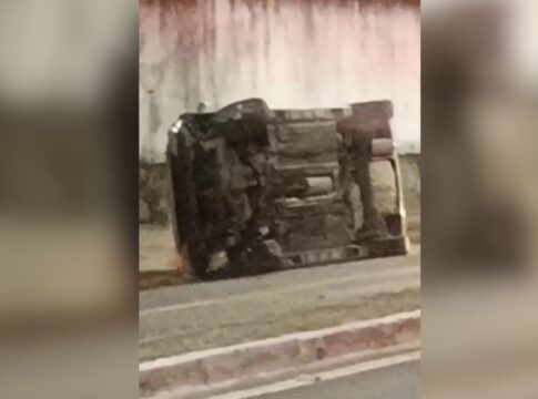 carro-com-crianca-dentro-capota-e-motociclista-quase-e-atingido.-video