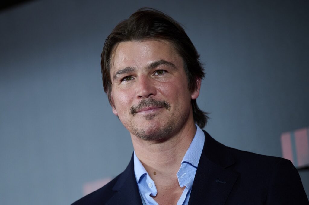 ator-de-oppenheimer-sofre-acidente-de-carro-apos-gravacoes-da-netflix