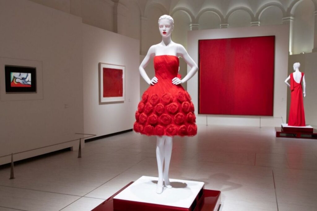 vermelho-iconico-da-valentino-e-tema-de-exposicao-de-moda-e-arte