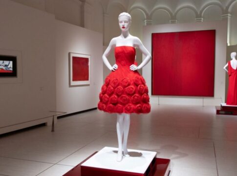 vermelho-iconico-da-valentino-e-tema-de-exposicao-de-moda-e-arte