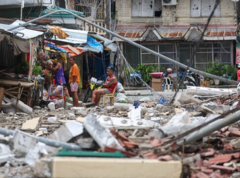 terremoto-atinge-as-filipinas-e-deixa-dezenas-de-mortos