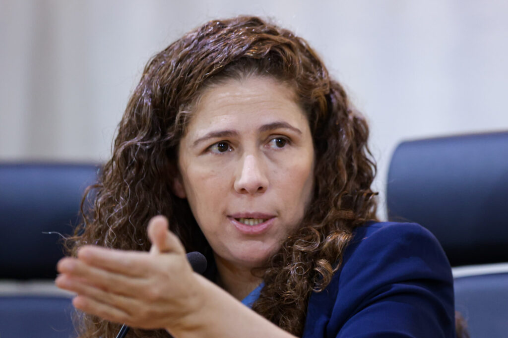 reforma:-ministra-apoia-fim-de-supersalarios,-mas-defende-estabilidade