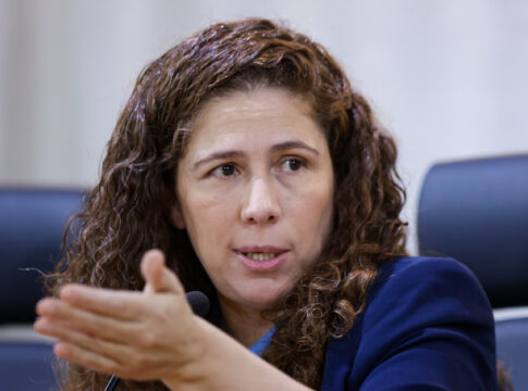 reforma:-ministra-apoia-fim-de-supersalarios,-mas-defende-estabilidade