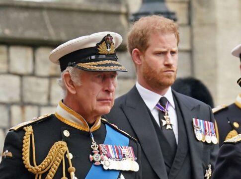 revelacoes-do-encontro-entre-charles-e-harry-causam-tensao-no-palacio