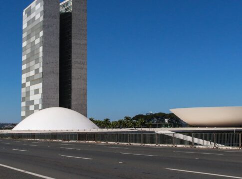 hugo-motta-confirma-para-hoje-votacao-de-isencao-do-imposto-de-renda