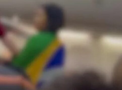saiba-o-que-provocou-a-treta-da-mulher-expulsa-de-voo-com-passageiros